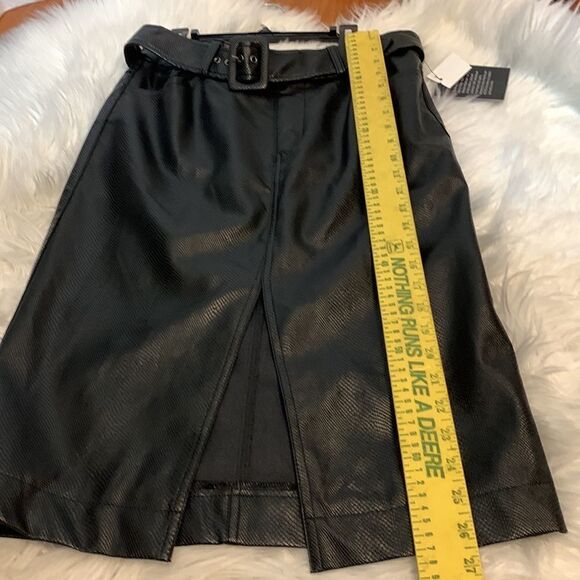 Beua Tilley size medium faux leather skirt, elastic waist band and belt. NEW - Picture 5 of 7